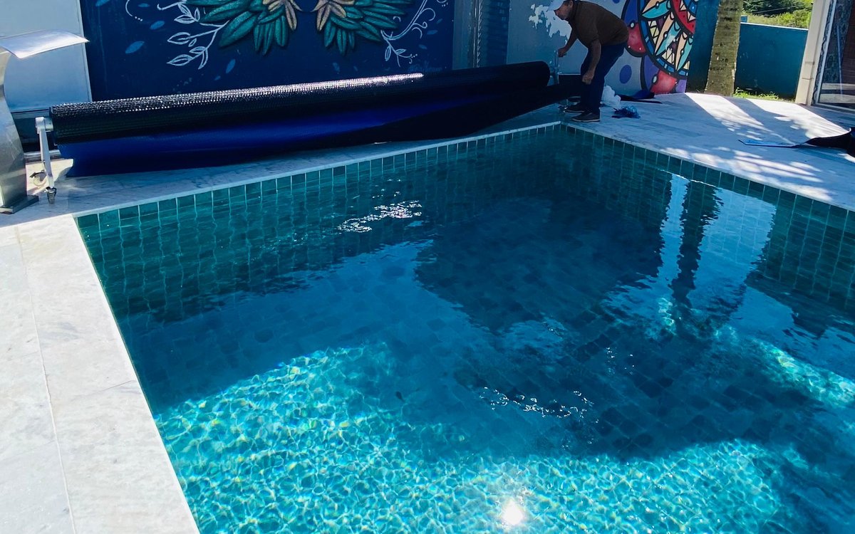 Antes — piscina sem capa térmica